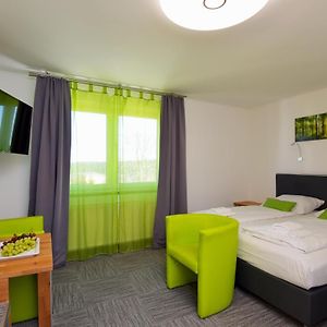 Zimmer mit Kingsize-Bett